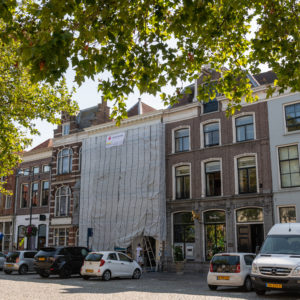 Een fraaie opdracht met een historisch randje. Midden op de Markt in Zaltbommel zorgen we voor een nieuwe buitenschil van het ouderlijk huis van Gerard en Anton Philips, de grondleggers...