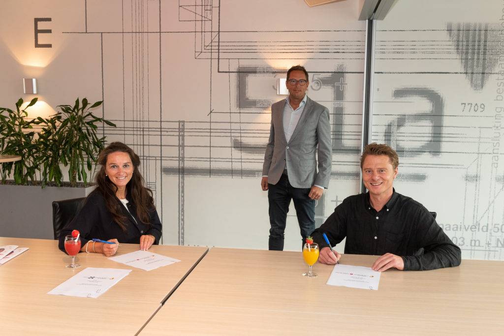 Caspar de Haan en Charlotte van Beuningen ondertekenen contract