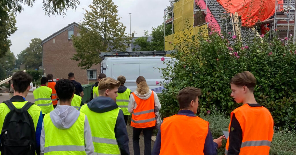 Van de schoolbanken naar de keet