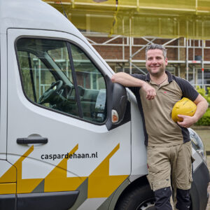 Introductie Ben jij de voorman die renovatieprojecten in goede banen leidt? Bij Caspar de Haan geef je leiding aan een team vakmensen dat elke dag bijdraagt aan het woongeluk van bewoners. Jij zorgt ervoor dat het werk soepel verloopt en iedereen zijn beste werk levert en de woningen klaar zijn voor een frisse, nieuwe start.