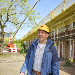 Introductie Woningen verbeteren en verduurzamen; dat doe jij als uitvoerder renovatie bij Caspar de Haan. Met jouw team zorg je er voor dat verschillende renovatieprojecten voor woningcorporaties of zorginstellingen goed verlopen en daardoor de bewoners weer in een energiezuinige en comfortabele woning kunnen wonen!