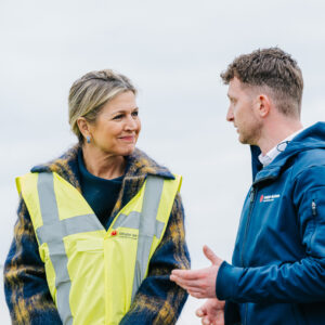 Koningin Máxima bezocht een van onze projecten in Uden waar we stro inblazen in buitendaken