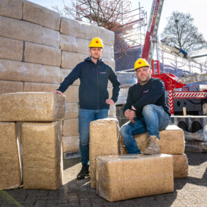 Buitendaken inblazen met stro. Van restproduct naar duurzame woningverbetering.