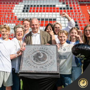 Vrijdag 31 mei was de grasmat van het Philips Stadion hélemaal voor ons. Op deze iconische plek vierden wij met onze collega’s en gezinnen ons 275 jarig jubileum.