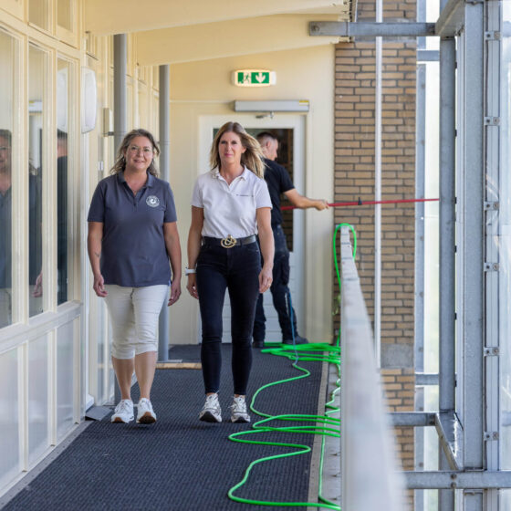 Achter iedere voordeur woont een bewoner